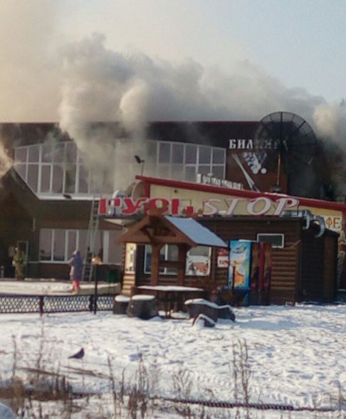 В районе Углового горит кафе Русь.