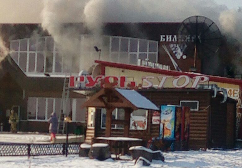 В районе Углового горит кафе Русь.