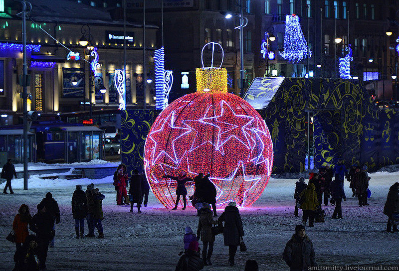 На улицах Владивостока включили уличную иллюминацию.