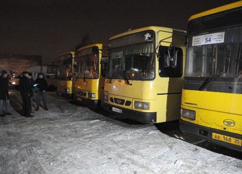 В новогоднюю ночь перевозчикам рекомендуют пустить автобусы до часу ночи.